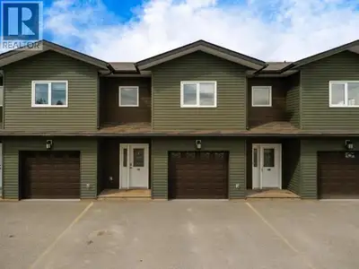 Welcome to 3-15 Goldeneye Place! This beautifully finished 3-bedroom, 2.5-bathroom centre unit townh...