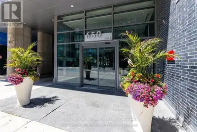 Motivated Seller! Experience Urban Living In Vibrant King West Neighbourhood! Highly Sought-After Bo...