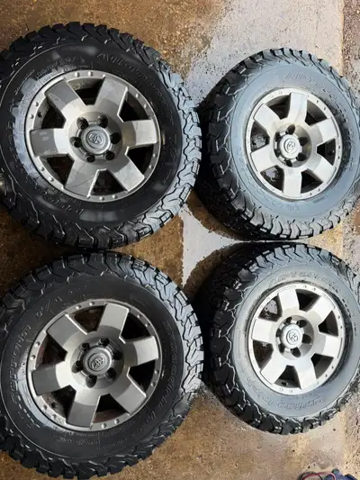 RIMS OEM Toyota FJ Cruiser Alloy Rims Off of a 2008 Toyota FJ Cruiser TIRES LT 285 70 17 BFG All Ter...
