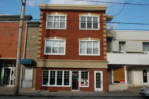 1 1/2 rénové ,planchers bois franc,2 e étage, pres des services epicerie,banques ,pharmacie, transpo...