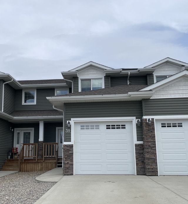 3 Bedroom Townhouse with an Attached Garage in Sylvan Lake! Long Term