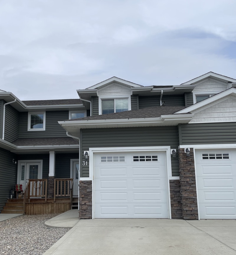 3 Bedroom Townhouse with an Attached Garage in Sylvan Lake! Long Term