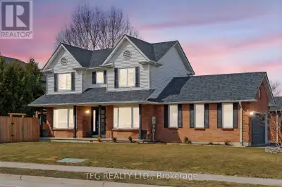 Welcome to 2 Goldpine in the desirable and quiet community of Courtice. Surrounded by services and q...