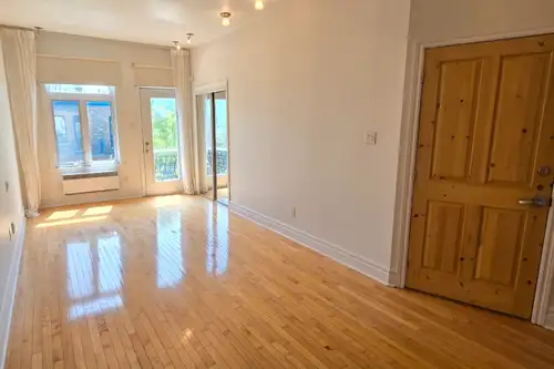 Plateau De Lanaudière/Laurier, la perle rare. Un vrai beau, fabuleux et élégant 3 1/2 ( genre loft),...