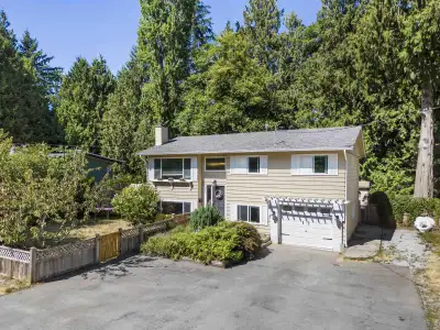 Conveniently located in the heart of Brookswood this beautifully maintained 5 bed, 2 bath split-leve...