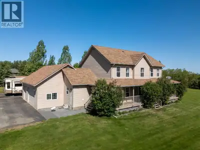 "THIS IS IT !!" This magnificent acreage is close to Whitecourt and is move-in ready !! These origin...