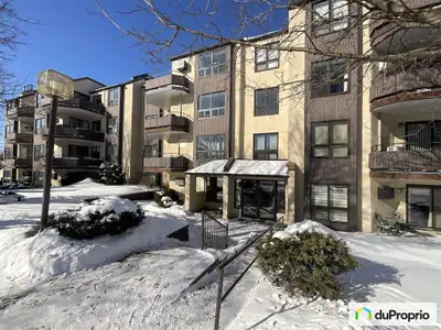 Superbe condo situé au 4e étage avec ascenseur, stationnement et piscine extérieure ! Grand salon et...