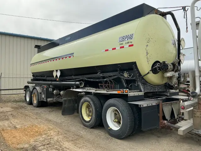 2012 ADVANCE 32,000L Quad/A Pup Tank Trailer in Heavy Equipment in St. Albert - Image 2