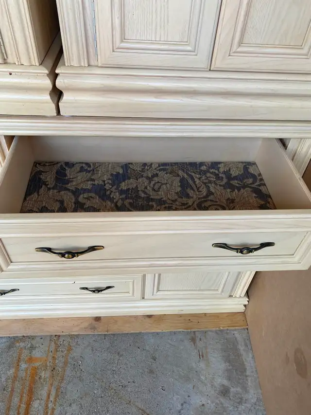 Night table and dresser in Dressers & Wardrobes in Markham / York Region - Image 3