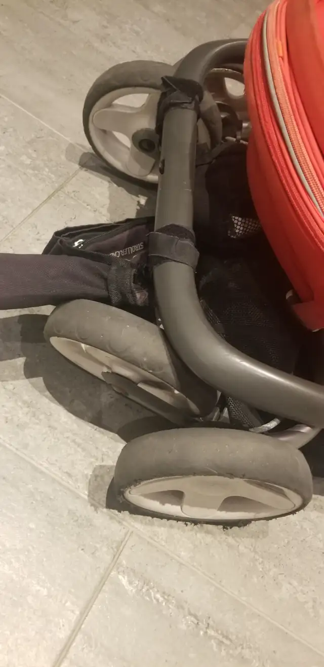 Stokke Scoot Stroller Versatile and stylish stroller Red colour in Strollers, Carriers & Car Seats in City of Toronto - Image 11