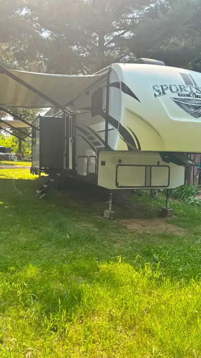Fifth Wheel cargo Sportster modèle 373th12. Année 2019 mais acheté à l été 2020 idéal pour les cours...