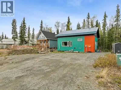 Welcome to Dakwakada -- a calm, stylish, owner-built home framed by the Kluane Mountain Range. This...