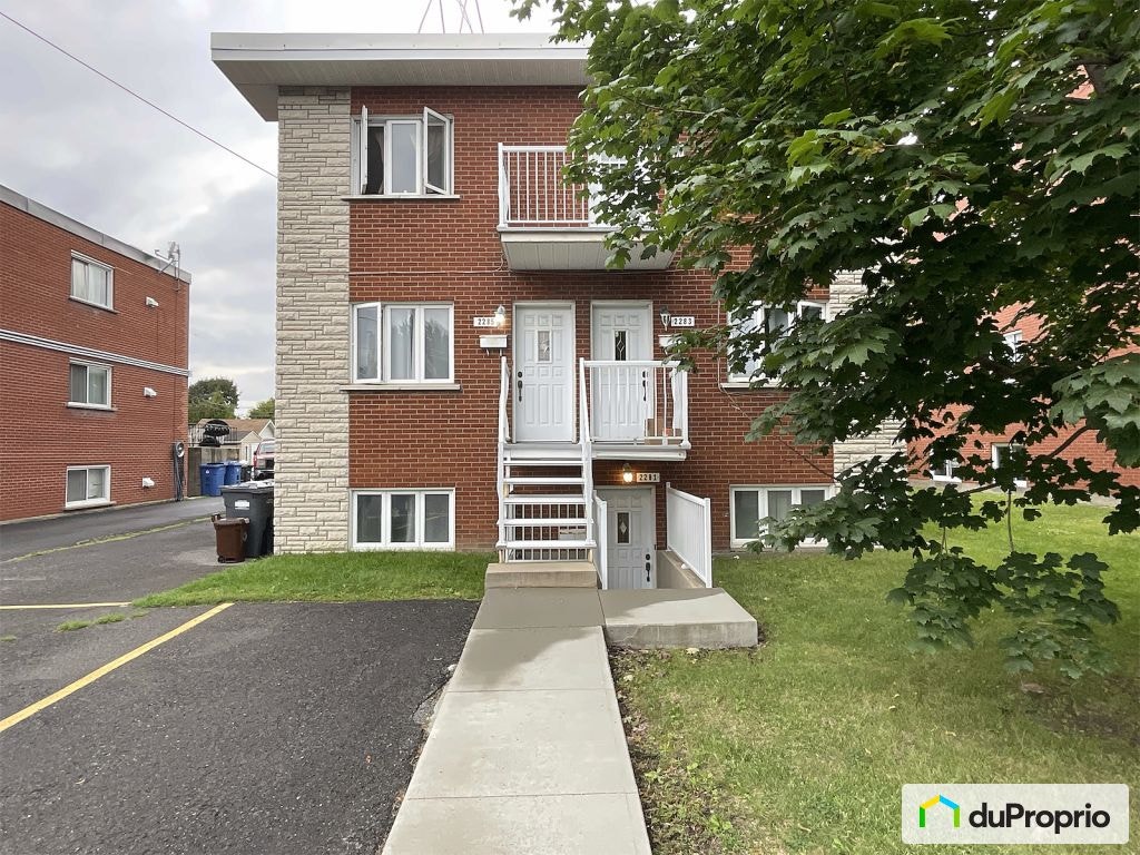 $839,000 - Triplex for sale in Longueuil (Vieux-Longueuil) — photo 1