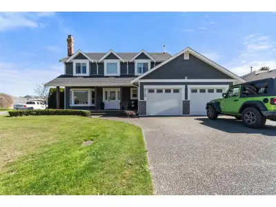 WHOLLY MOALLY ... NOTHING TO DO BUT MOVE IN & AWESOME LOCATION! BEAUTIFULLY UPDATED 2000+ SQFT 2 STO...