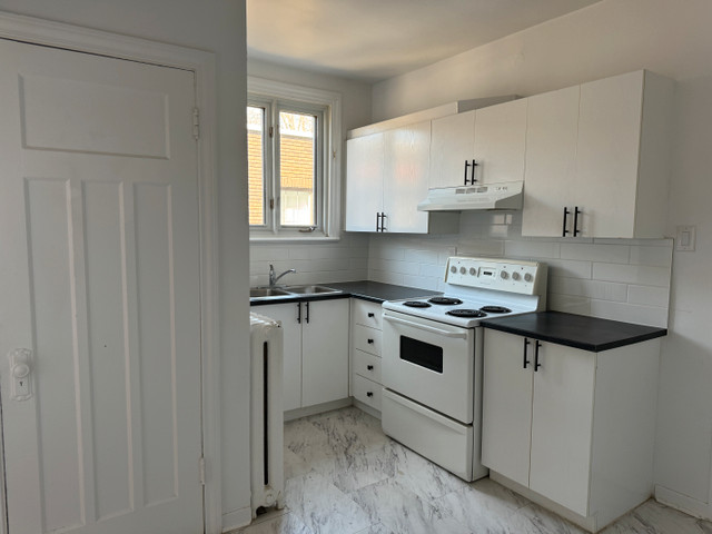 Charming 2 bedroom  with living , dining and butler's pantry dans Locations longue durée  à Ville de Montréal - Image 3