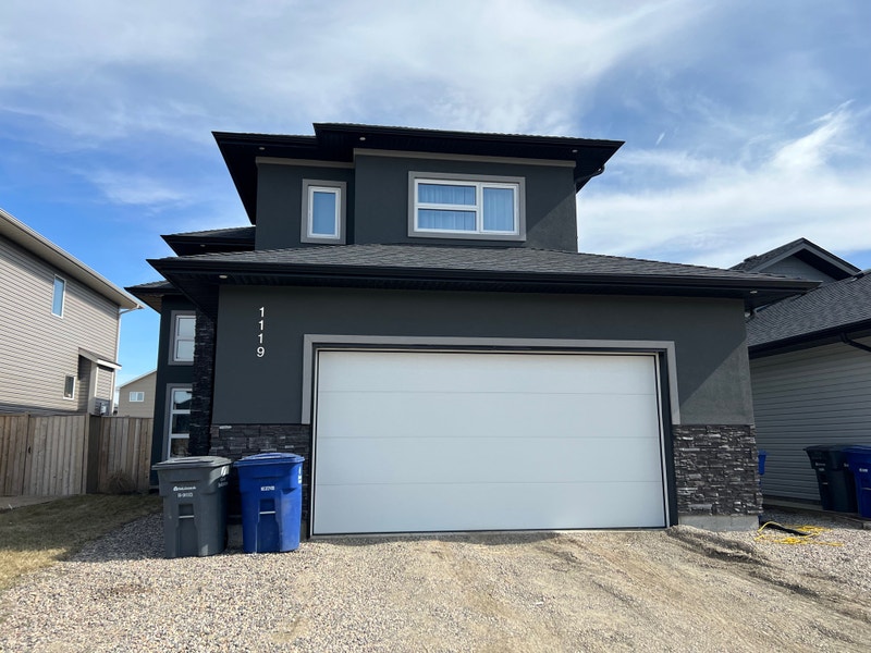 Rosewood 3 bedroom house with attached heated garage Long Term