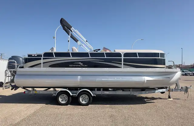 2010 Bennington 2275 GSI used pontoon boat in Powerboats & Motorboats in Prince Albert - Image 5
