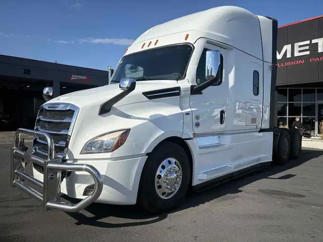 2026 Freightliner Cascadia ParkSmart Unit, Safety Certified, Cal in Heavy Trucks in Hamilton - Image 3