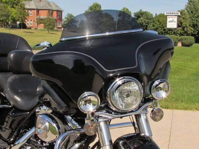 2005 Harley-Davidson FLHTC Electra Glide Classic in Sport Touring in Leamington - Image 4