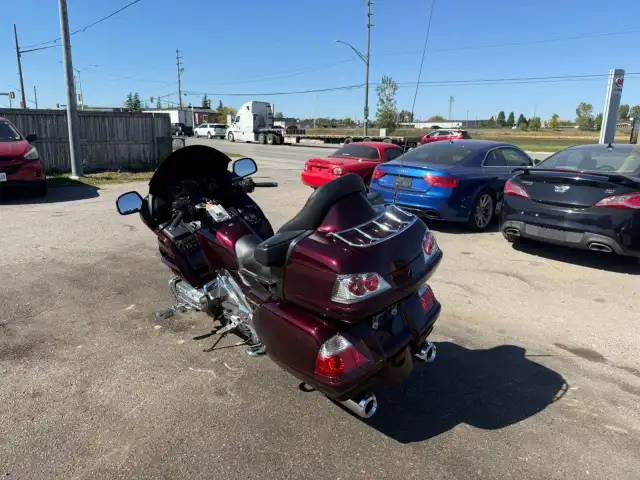 2007 Honda Gold Wing LOW KMS, MINT CONDITION, 1 OWNER, NO ACCIDE in Sport Touring in London - Image 4