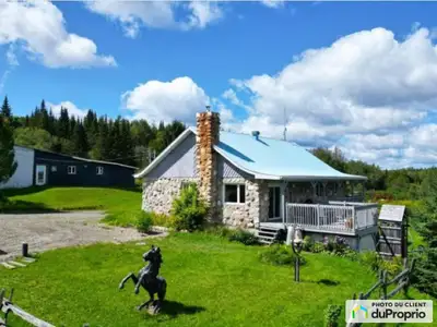 C'est l'occasion unique d'acquérir cette fermette de plus de 150 acres ainsi qu'une érablière de plu...