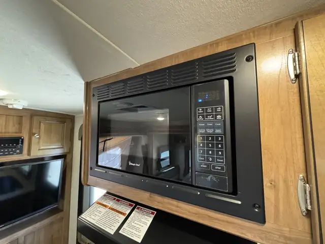 2018 ,Flagstaff,Shamrock 21SSL in Travel Trailers & Campers in Kamloops - Image 15