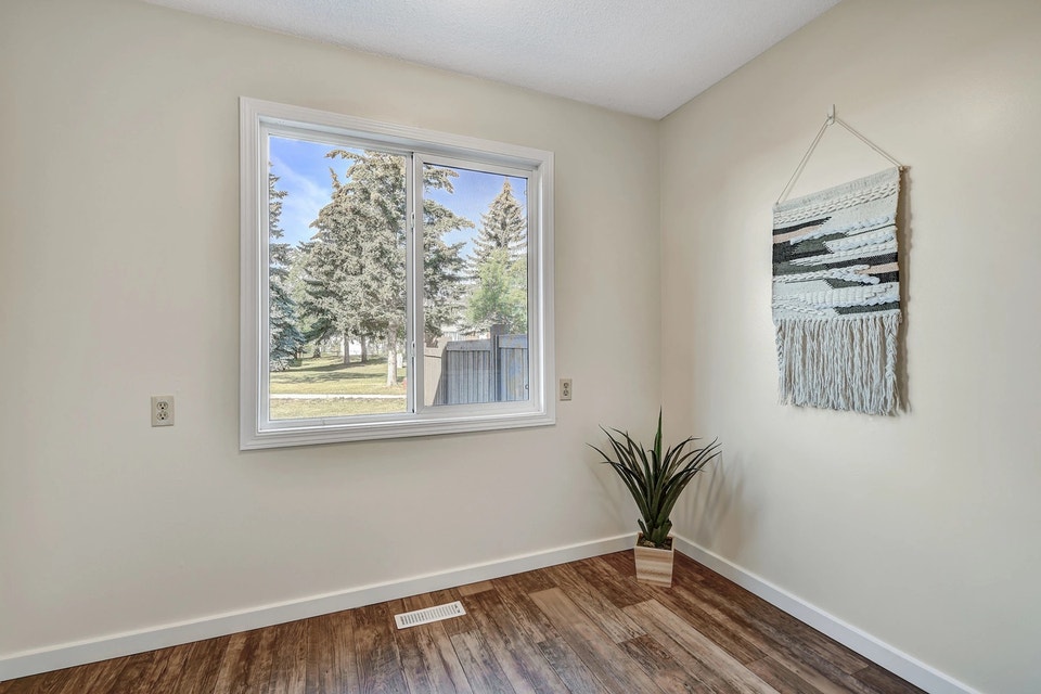 3 BED x 1.5 BATH Townhouse - In-suite Washer & Dryer 3