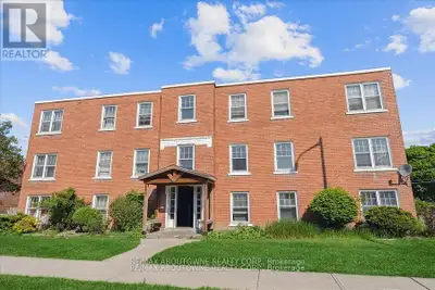 1 - 133 NORTH SERVICE ROAD E Oakville (CP College Park), Ontario