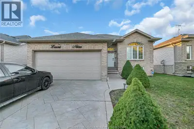 Beautifully finished 5 bed, 3 bath home in highly desirable Walkergate Estates, South Windsor! This...