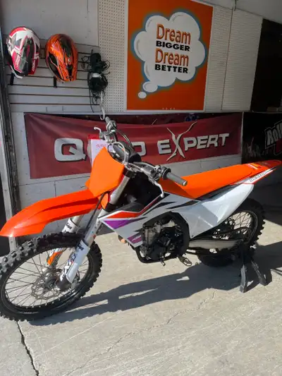 the key features of the 2024 KTM 250 SX-F motocross bike — one of the most competitive 250 cc four-s...