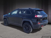 Le Jeep Cherokee Trailhawk 2021 est un SUV conçu pour les amateurs d'aventure et de conduite hors ro... (image 4)