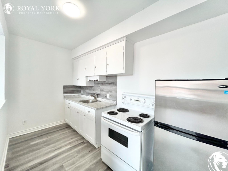 1 BED 1 BATH APARTMENT FOR RENT 279 LAKESHORE RD E Long Term