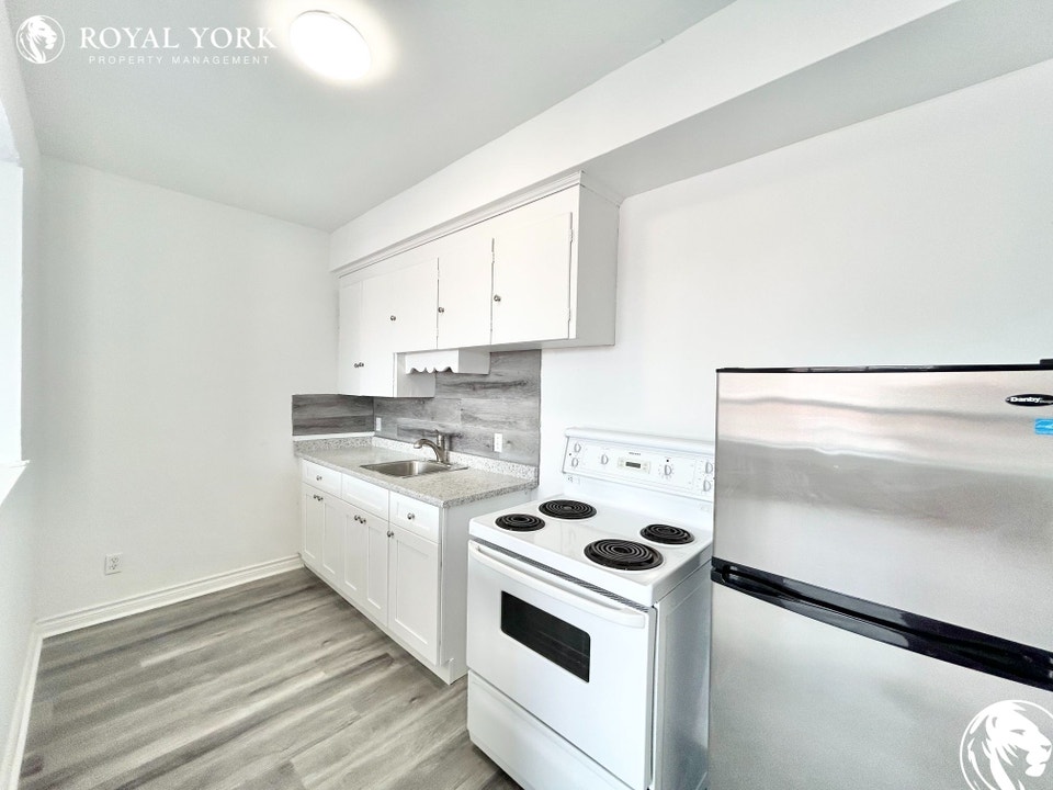 1 BED 1 BATH APARTMENT FOR RENT 279 LAKESHORE RD E Long Term