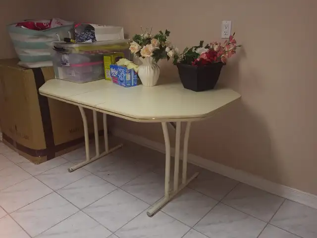 WHITE table FOR DINING ROOM OR KITCHEN IN EXCELLENT CONDITION in Dining Tables & Sets in Mississauga / Peel Region - Image 4