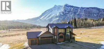 Luxury mountain living in the heart of the Crowsnest Pass. Located in the sought-after Valley Ridge...