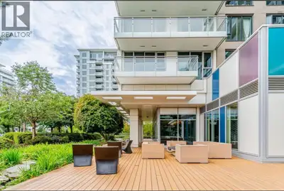 Enjoy luxury living in this 5-year-old high-rise built by the renowned Concord Pacific. This 11th-fl...