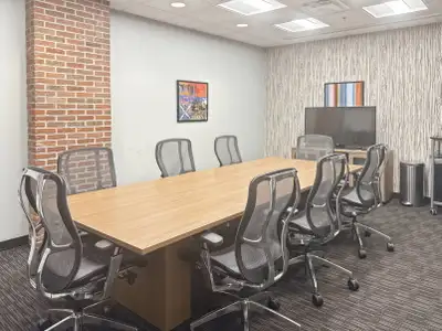 A fully serviced private office with 10 people, ready to use from day one. Work with focus and priva...