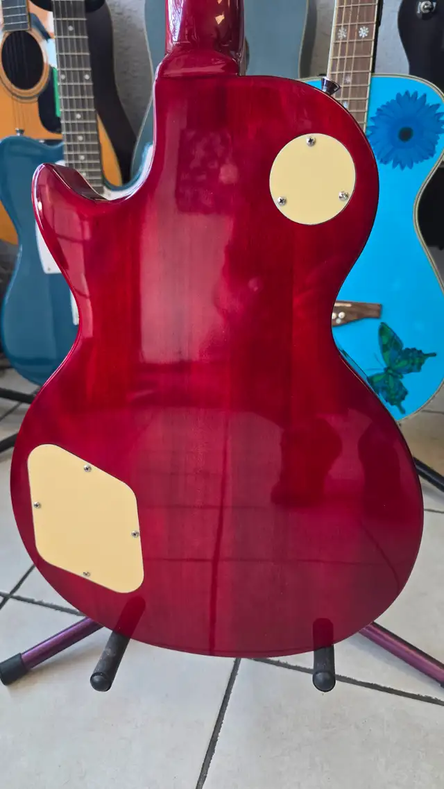 Gibson Les Paul Standard Copy With Hard Case in Guitars in Hamilton - Image 6