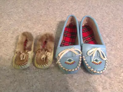 Articles folkloriques amérindiens anciens, des Inuit ou du peuple Innu; Une paire de mocassins en vé...