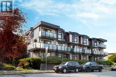 This 2 bedrooms, 1.5 bathrooms, 2 levels townhouse style condo at Signature Place has upgraded lamin...