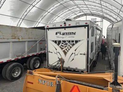 2009 Keystone RV Fuzion FZ302 2009 Fuzion FZ302 Cargo 5th Wheel — Prête pour le travail ou l’aventur...