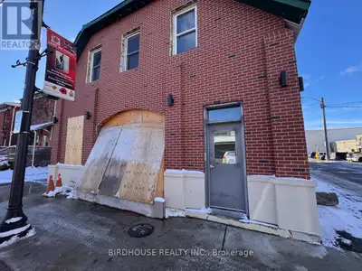 Spacious three bedroom second floor apartment downtown Lindsay. Two bathrooms, laundry room & plenty...