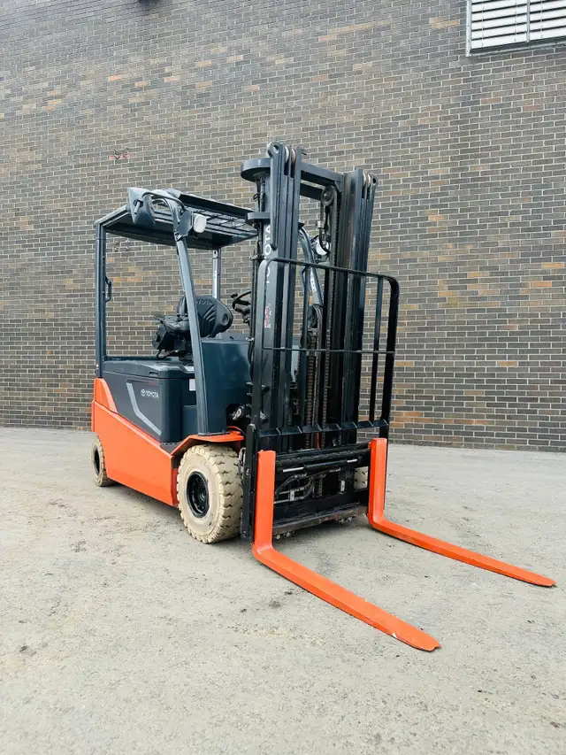 2018 Toyota 5000lbs Cap Electric OUTDOOR FORKLIFT 3 stage side-s in Heavy Equipment in Mississauga / Peel Region - Image 3