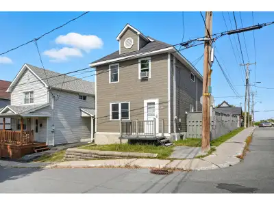 Beautiful well-maintained property located on Hull Island near Ruisseau de la Brasserie! 1275 sq.ft....