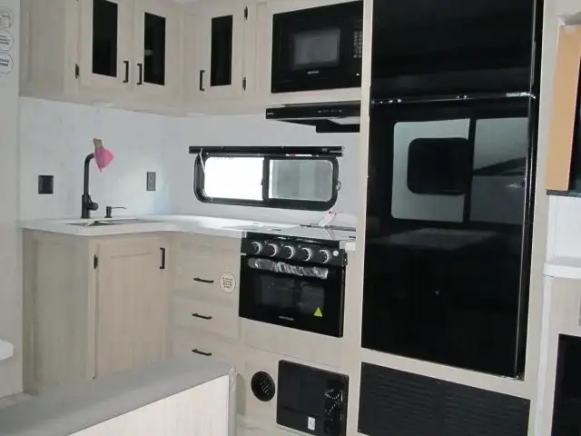 2026 EAST TO WEST DELLA TERRA 261RB-GREAT COUPLES LAYOUT!  in Travel Trailers & Campers in Ottawa - Image 18
