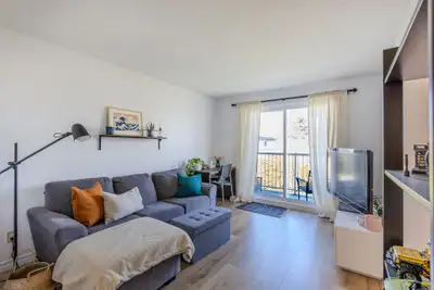 Appartement 4 et demi semi-meublé dans un immeuble situé à Lévis, dans le secteur de Charny. Profite...