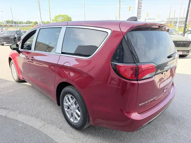 2027 Chrysler Grand Caravan SXT in Cars & Trucks in Markham / York Region - Image 5