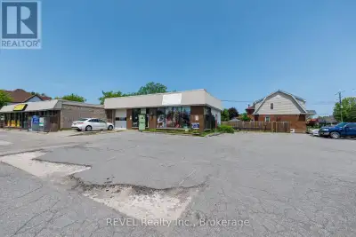 General Commercial building on a corner lot with many type of commercial uses. Fast food outlet, car...