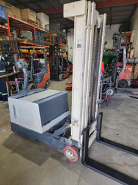 CROWN COUNTERBALANCE STACKER FORKLIFT