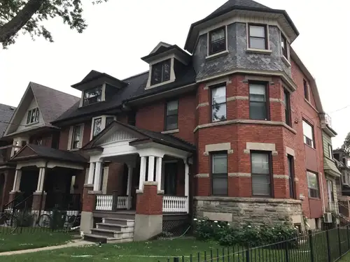 Great Location Roncesvalles Village Sunnyside Ave & Howard Ave, Quiet Building, High Park 300M away....